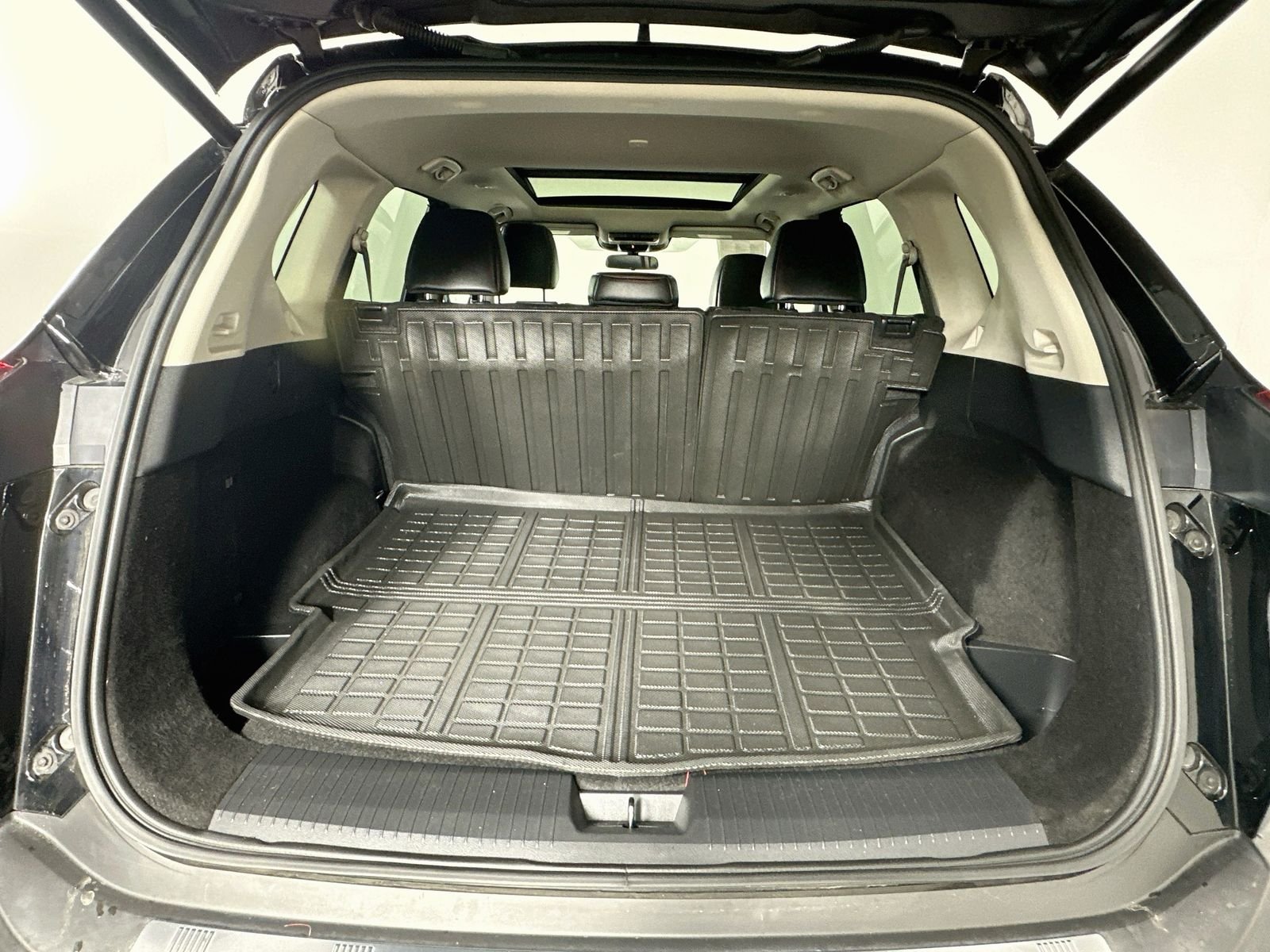 Used 2022 Super Black Nissan SV image 25
