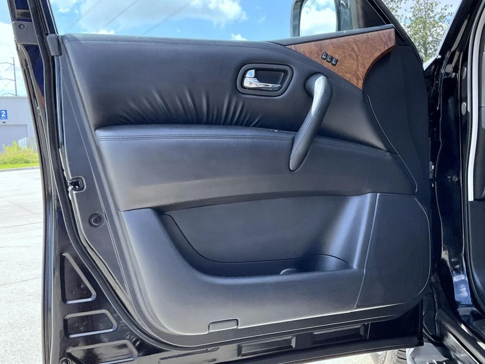 Used 2023 Black Nissan SL image 9