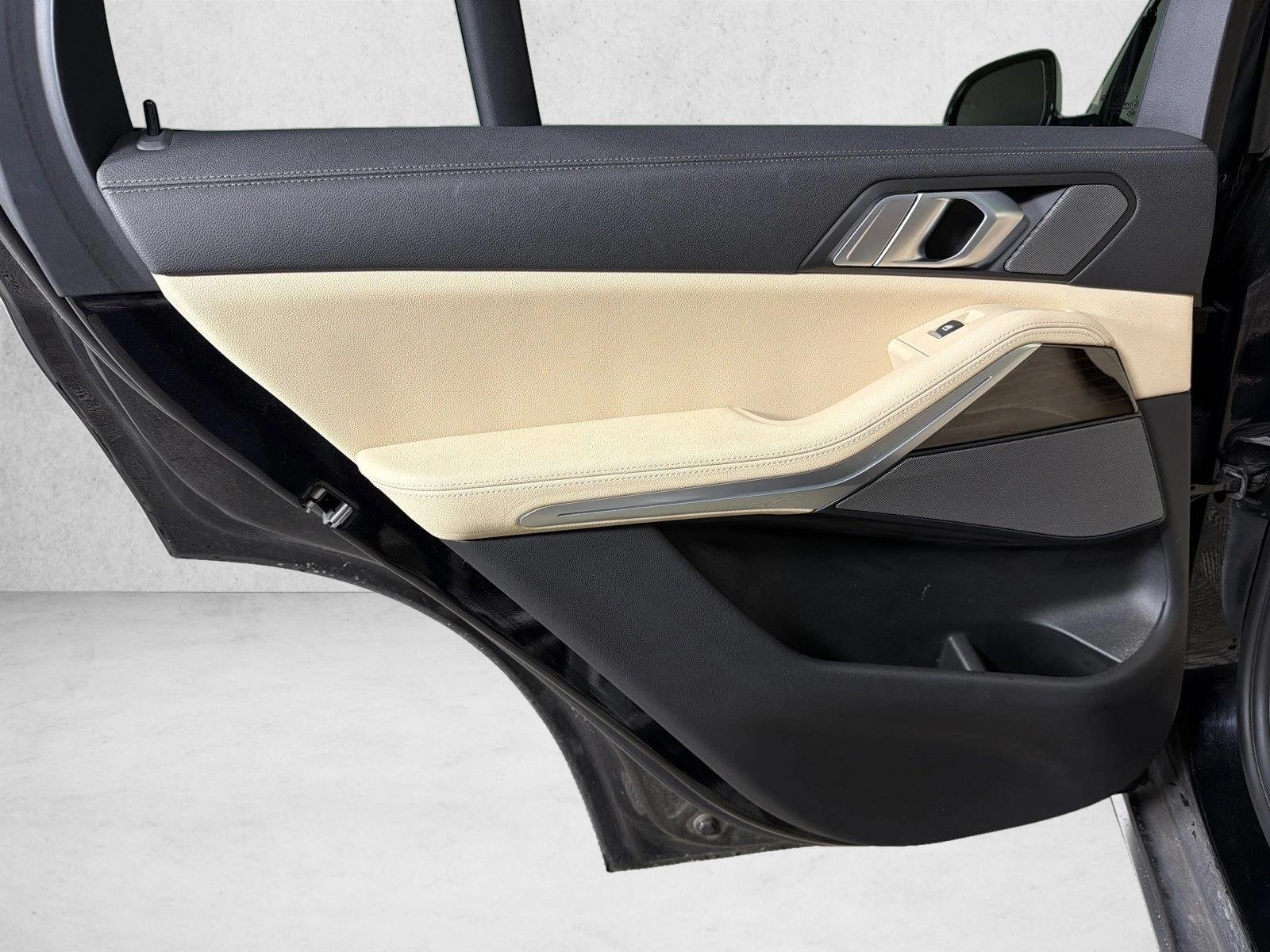 Used 2021 Jet Black BMW sDrive40i image 24