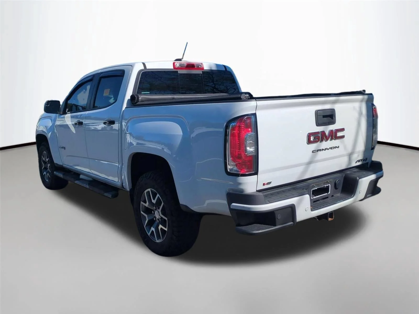 Used 2021 Summit White GMC 4WD AT4 w/Leather image 5