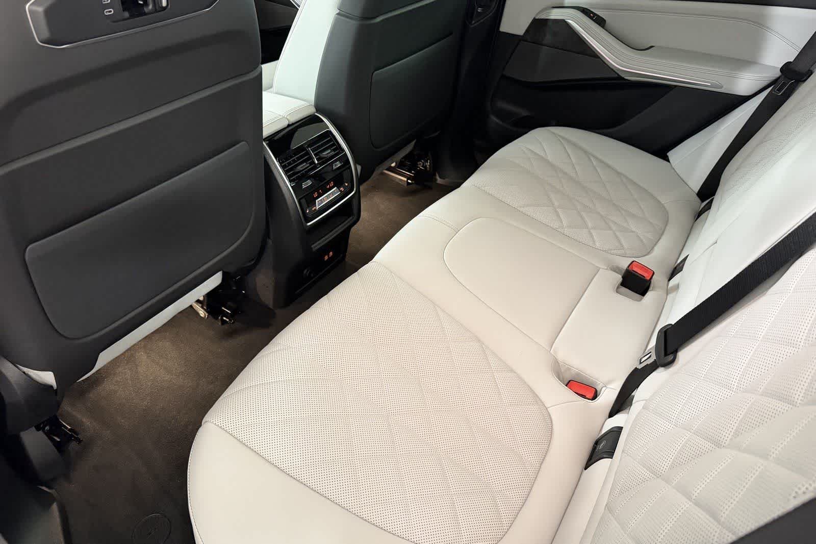 New 2026 Skyscraper Grey Metallic BMW xDrive40i image 4