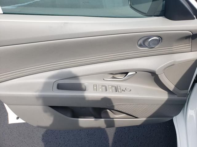 Used 2025 White Hyundai SEL Convenience image 11