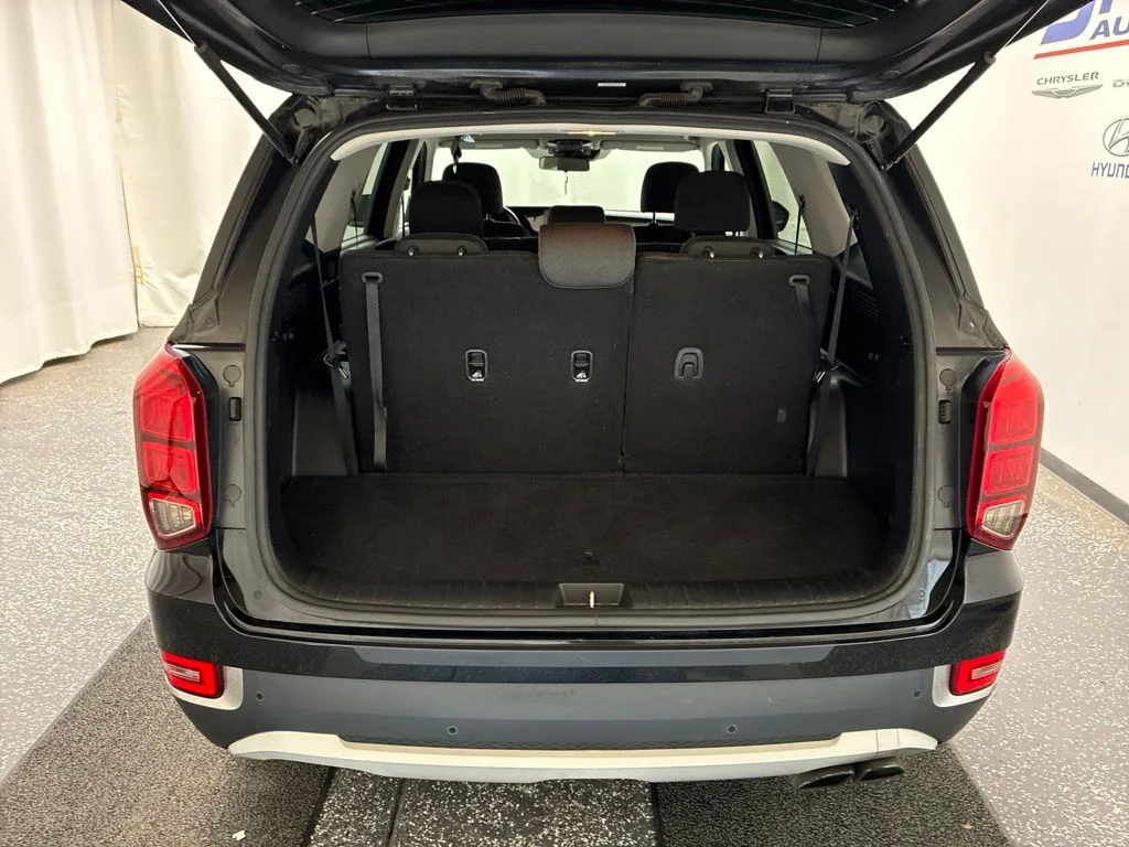 Used 2022 Black Hyundai SE image 6