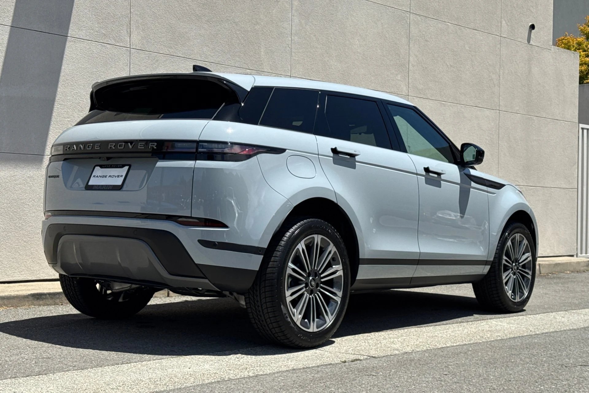 New 2026 ARROIOS GREY Land Rover Core S image 2