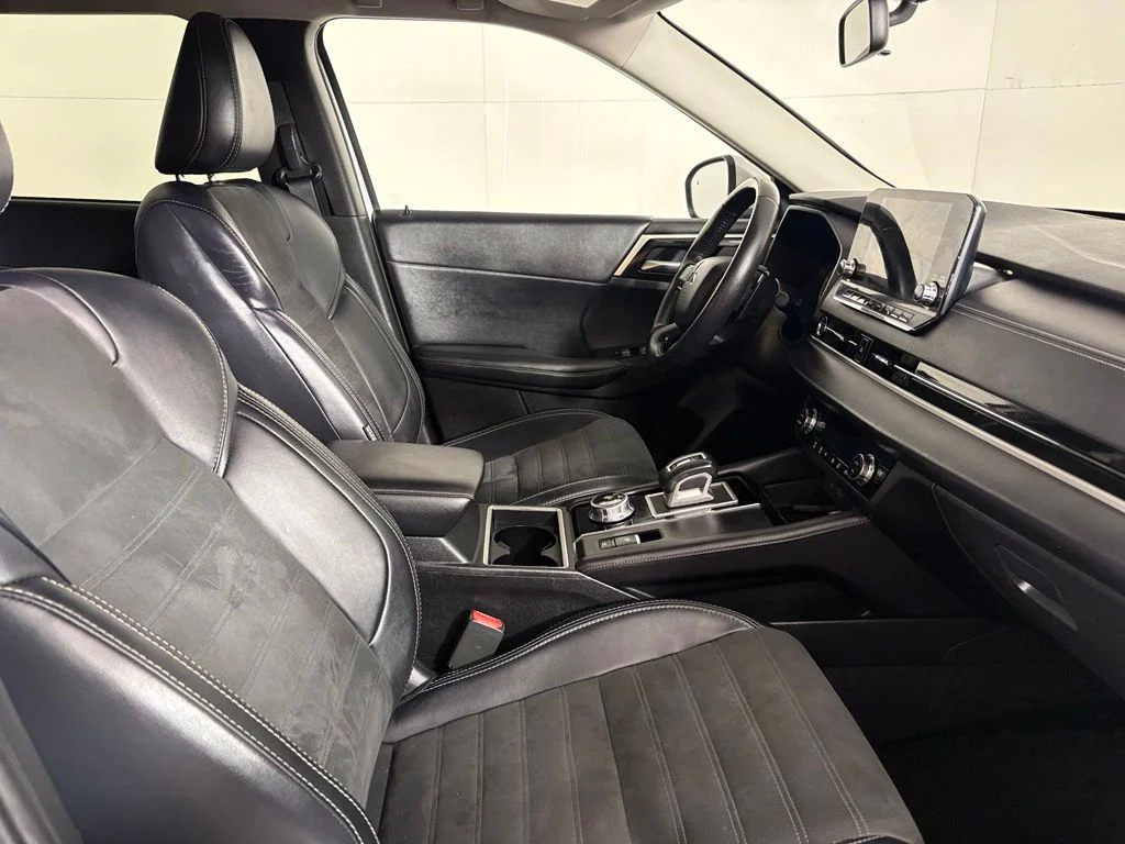 Used 2024 White Mitsubishi SE image 14
