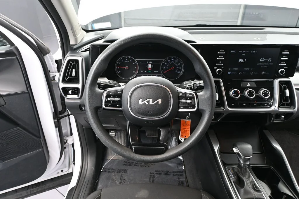 2023 Kia Sorento LX - Photo 24