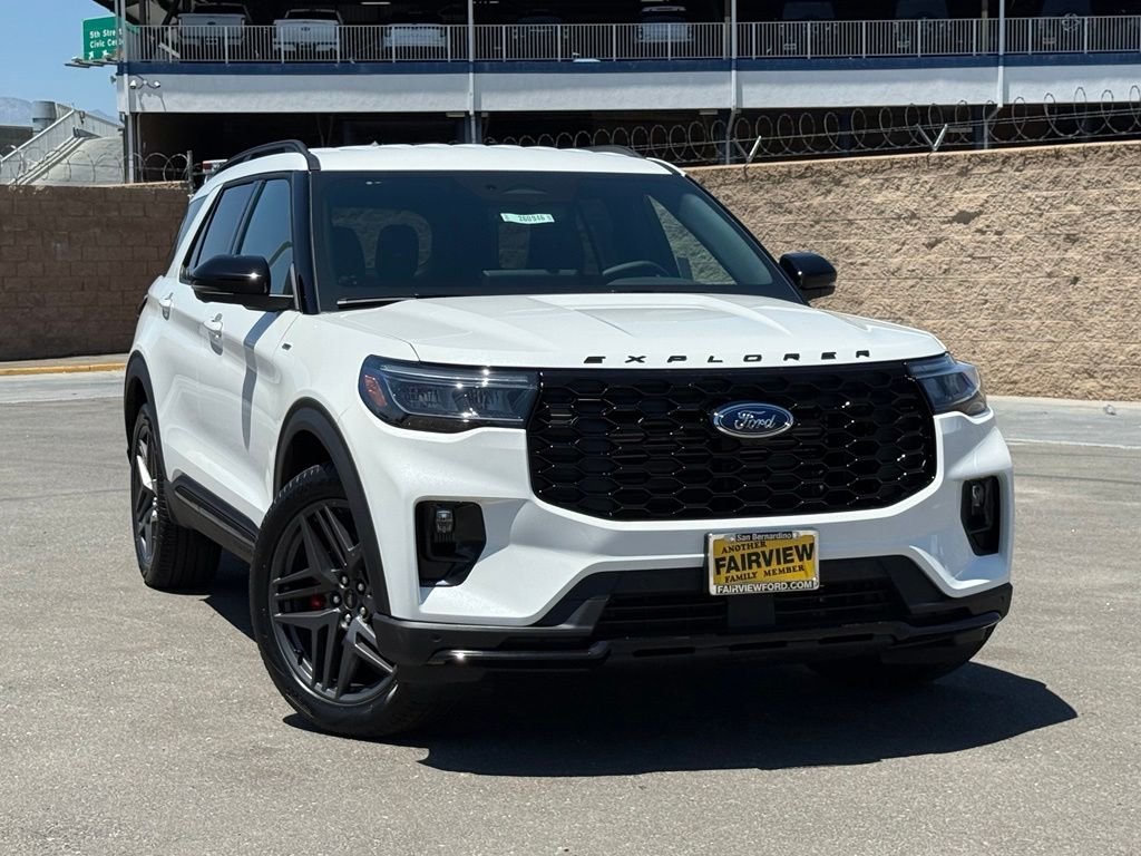 New 2026 Star White Metallic Tri-Coat Ford ST-Line image 2