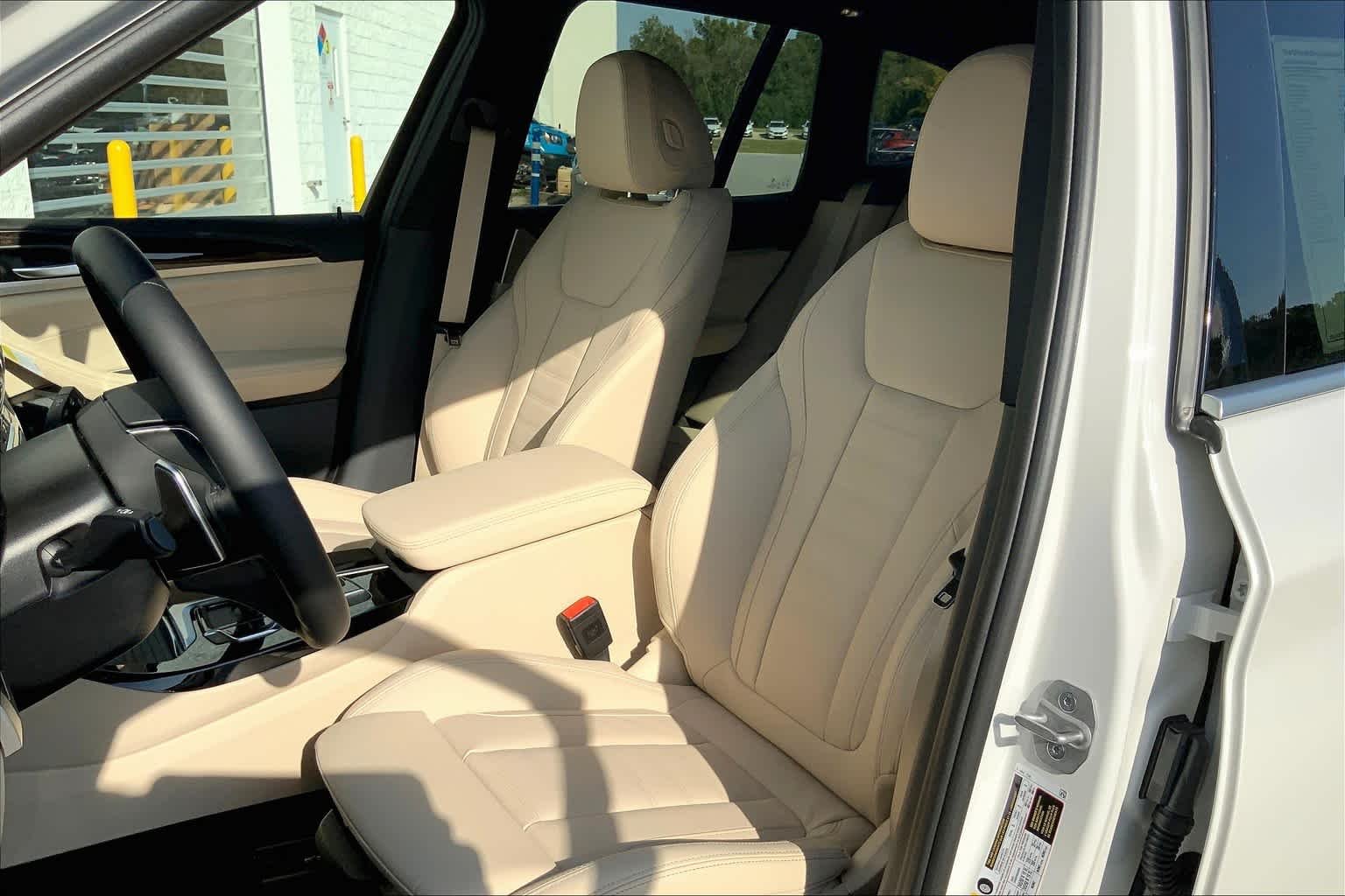 Used 2021 Mineral White Metallic BMW sDrive30i image 7