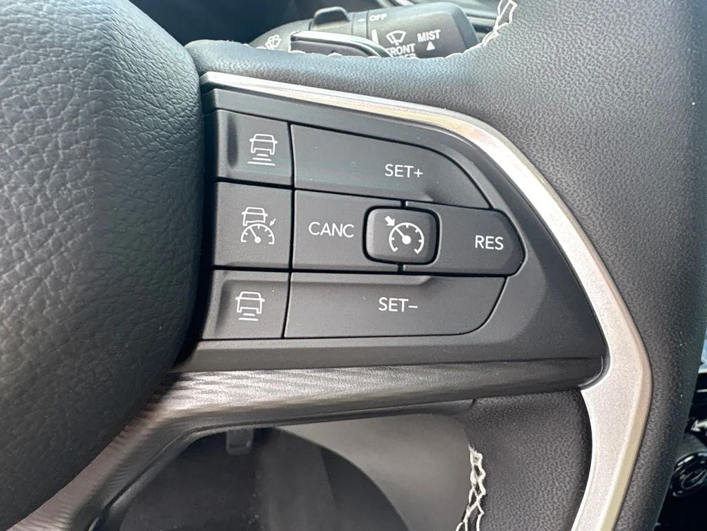 New 2026 Diamond Black Crystal Pearl-Coat Exterior Paint Jeep Laredo X image 19