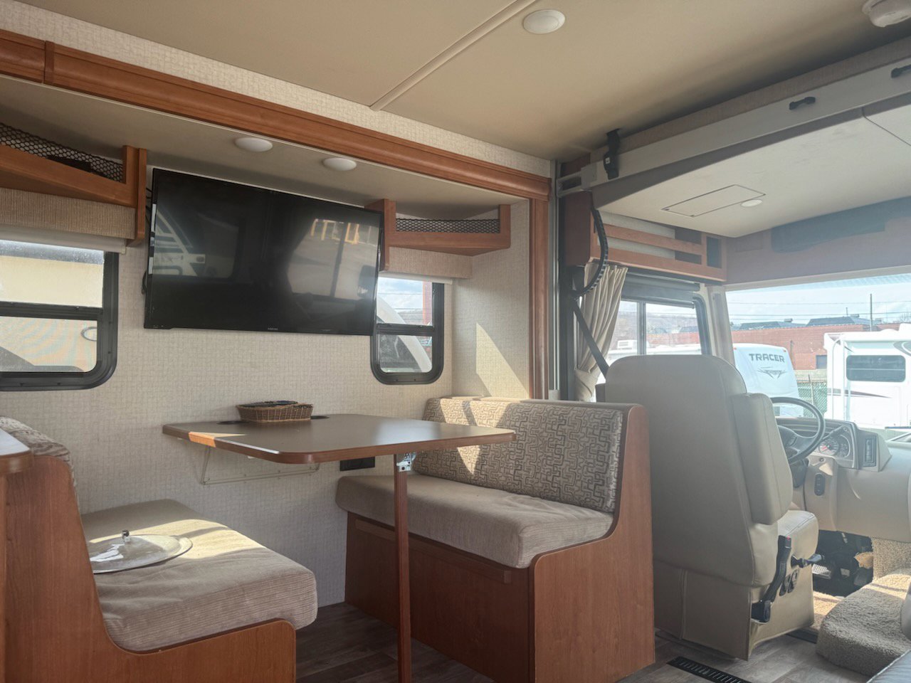 Used 2017  Winnebago 31BE image 18