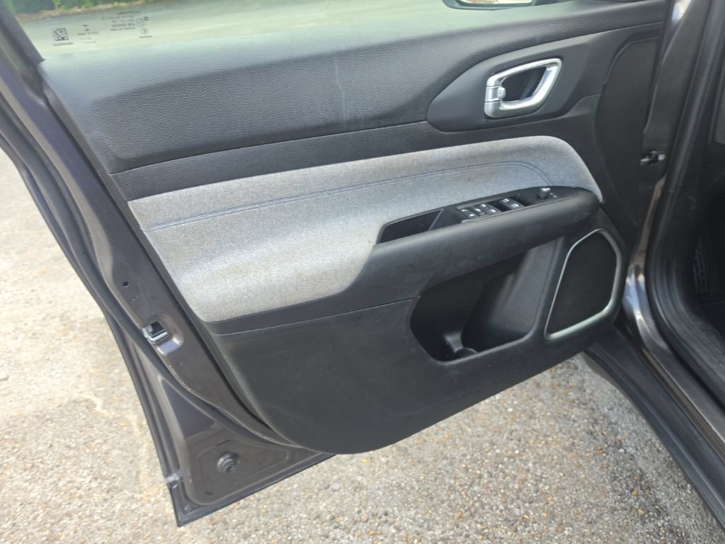 Used 2022 Gray Jeep Latitude FWD image 17