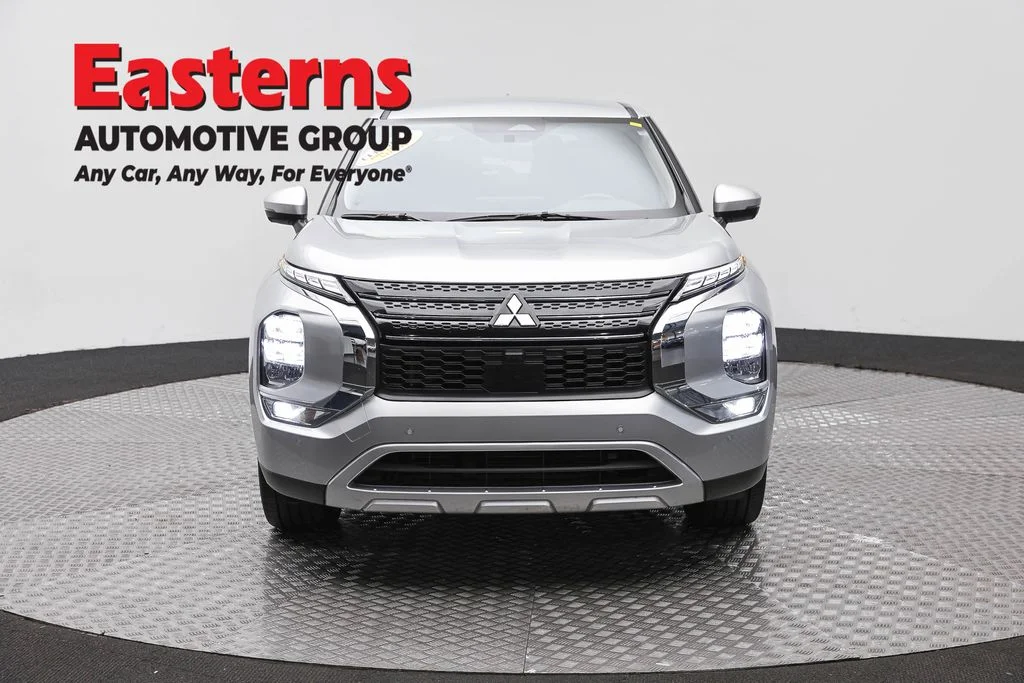 Used 2024 Silver Mitsubishi SE image 2