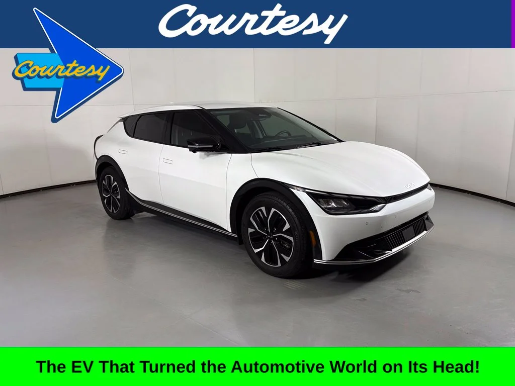 Used 2022 White Kia Wind image 1