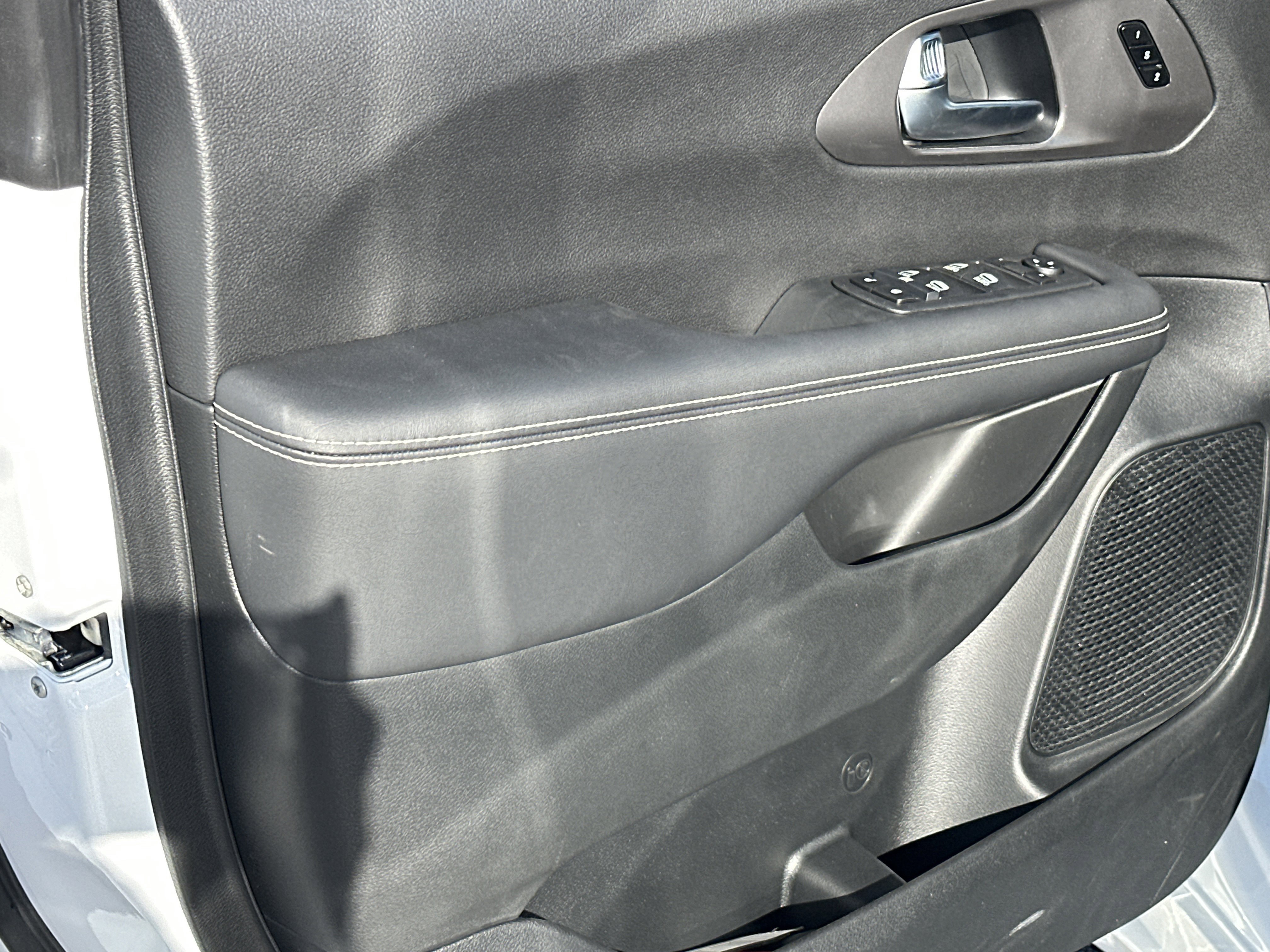 New 2026 Bright White Clear-Coat Exterior Paint Chrysler Select image 11