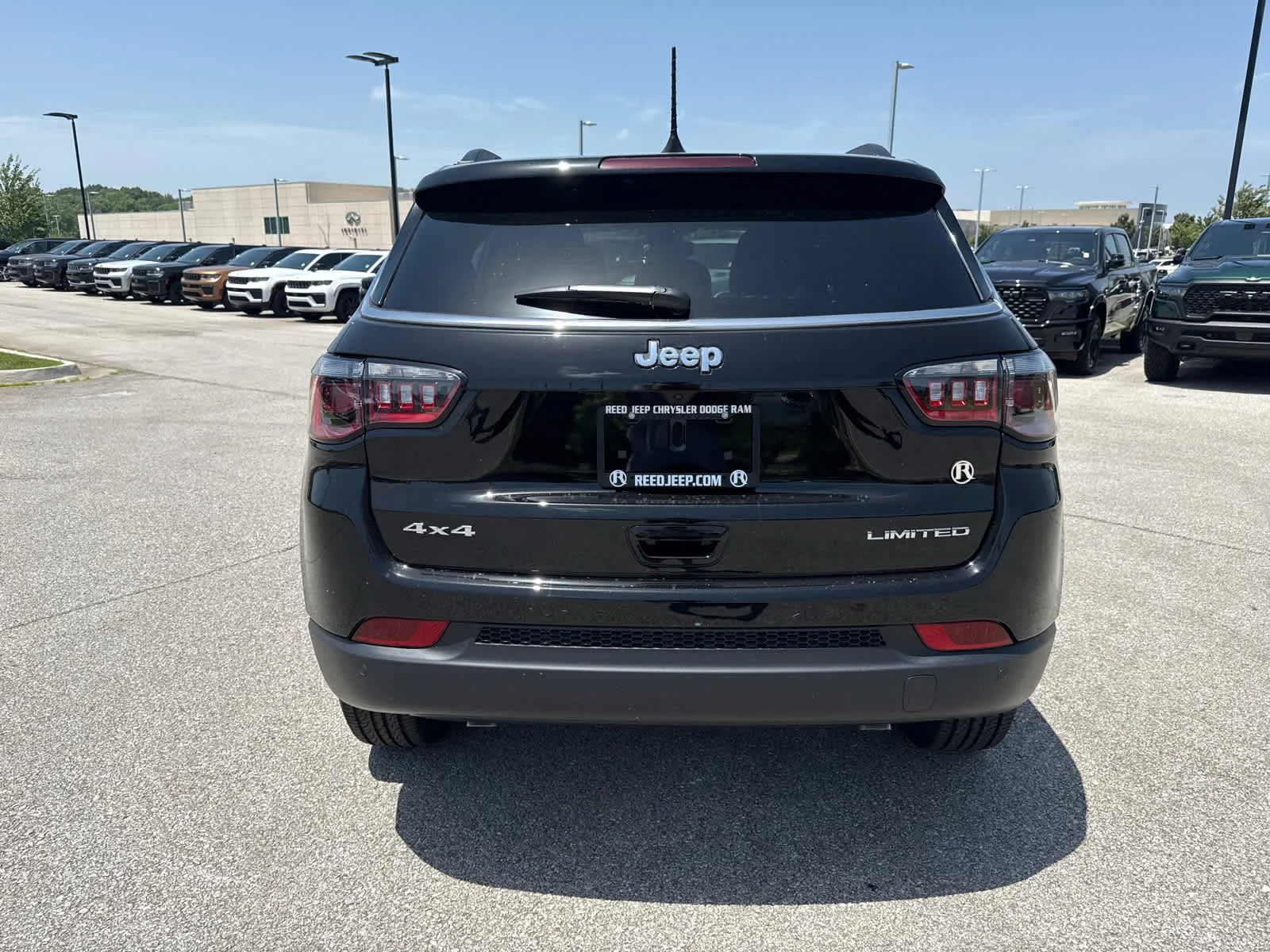New 2026 Diamond Black Crystal Pearl-Coat Exterior Paint Jeep Limited image 7