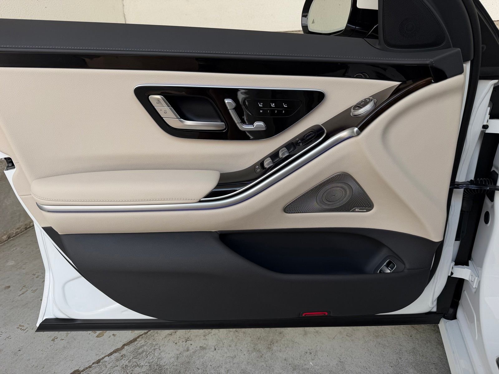 New 2026 MANUFAKTUR Moonlight White Metallic Mercedes-Benz S 500 image 18