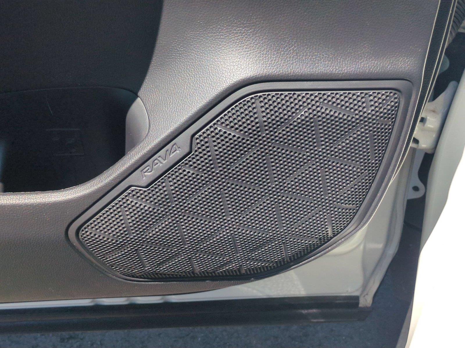 Used 2022 White TOYOTA  image 17
