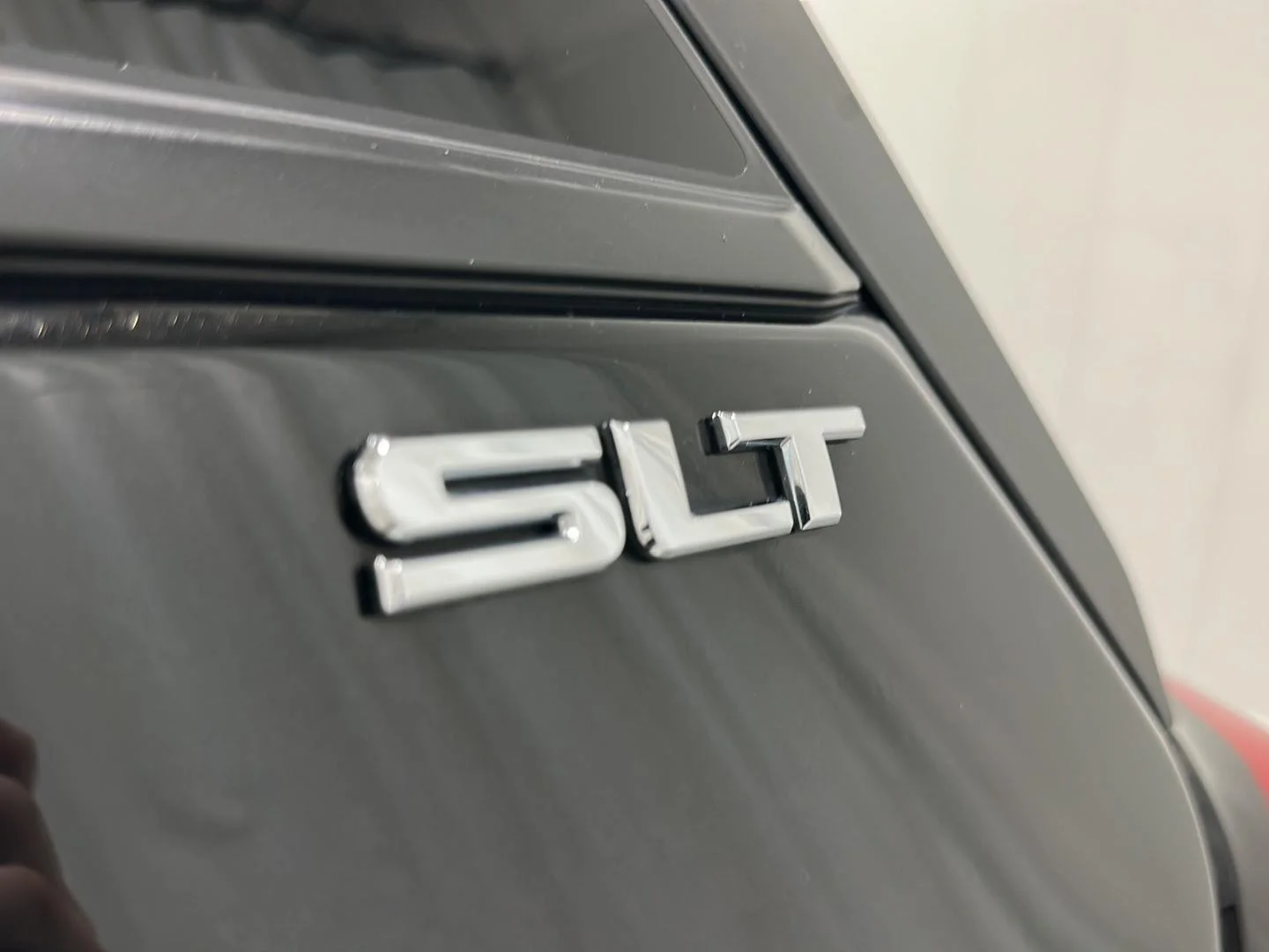 Used 2019 EBONY TWILIGHT METALLIC GMC SLT image 29