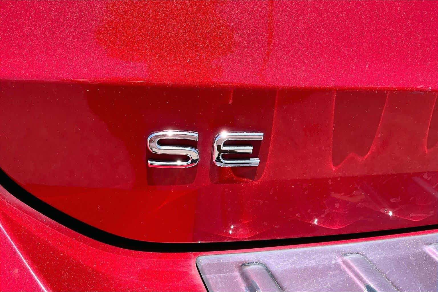 Used 2023 Kings Red Metallic Volkswagen SE image 10
