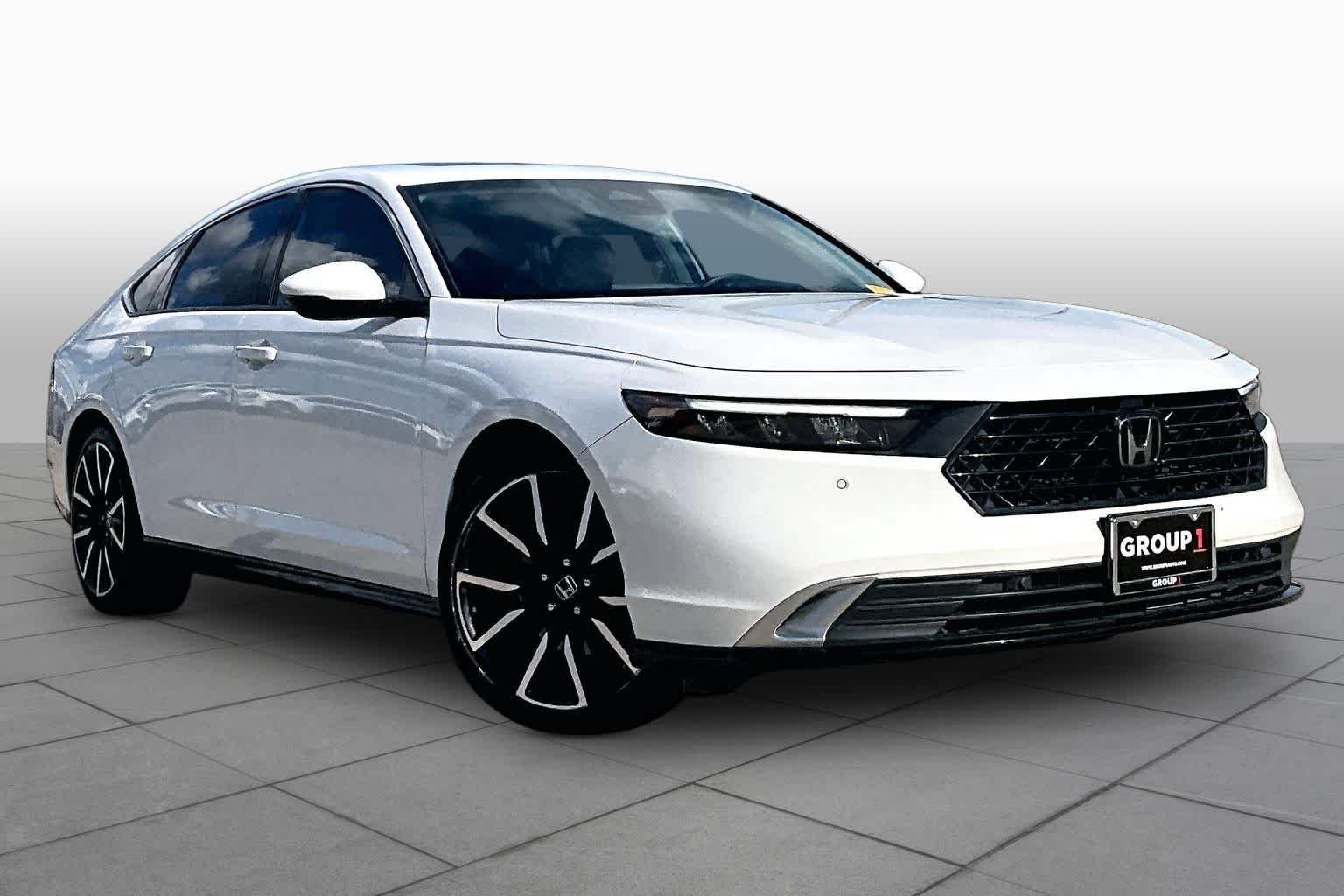 Used 2023 Platinum White Pearl Honda Touring image 3