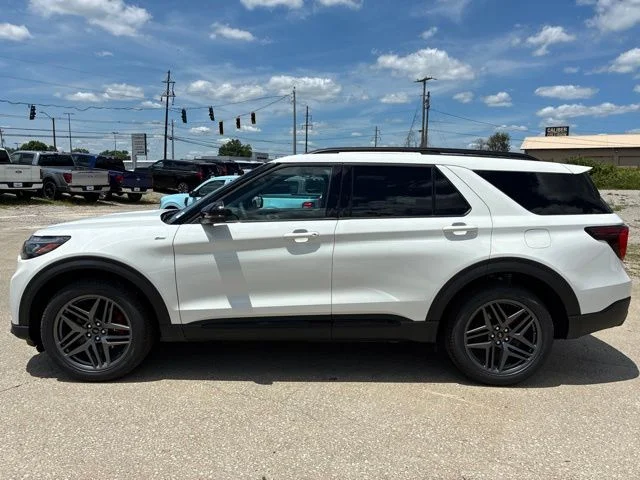 New 2026 Star White Metallic Tri-Coat Ford ST-Line image 2