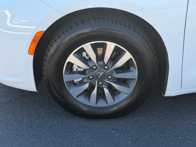 Used 2024 White Chrysler Select image 15