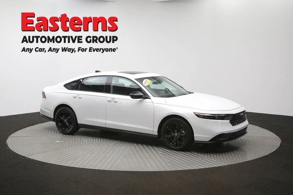 Used 2025 White Honda SE image 46