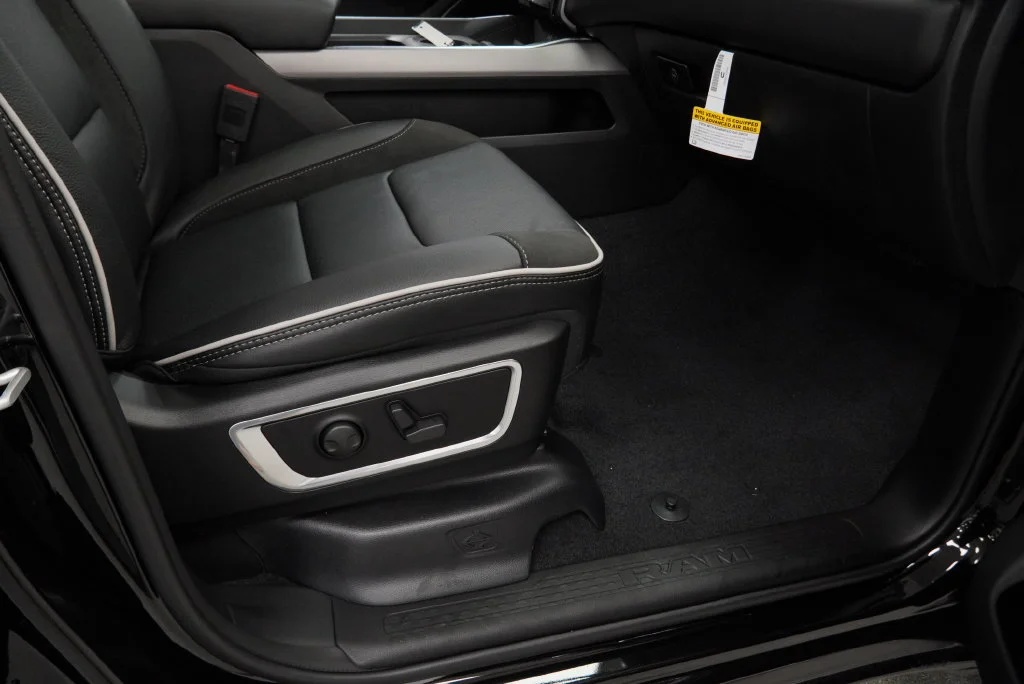 New 2027 Diamond Black Crystal Pearl-Coat Exterior Paint RAM Laramie image 35
