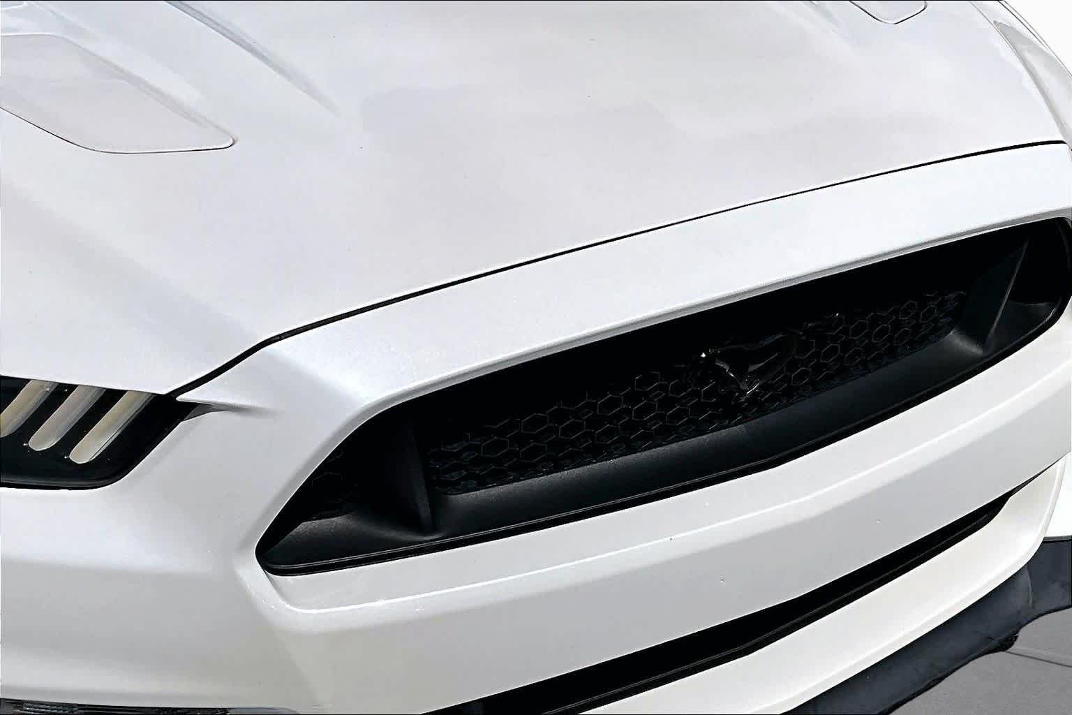 Used 2017 White Platinum Metallic Tri-Coat Ford GT Premium image 27