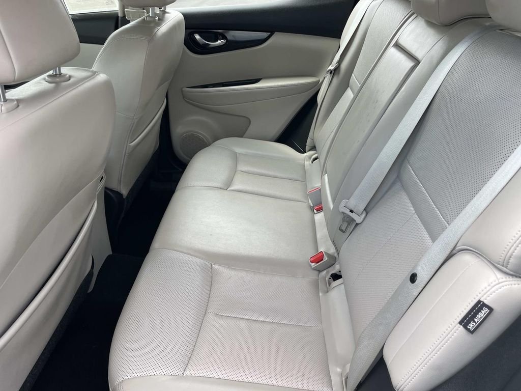 Used 2022 White Nissan SL image 23