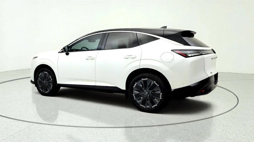 Used 2025 Everest White Pearl Tricoat/Super Black Nissan AWD Platinum w/ Illuminated Cargo Scuff Plate image 7