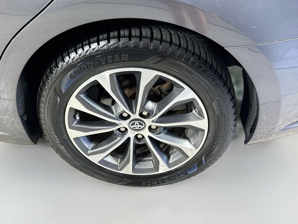 Used 2018 Magnetic Gray Metallic Toyota Hybrid XLE Premium image 31