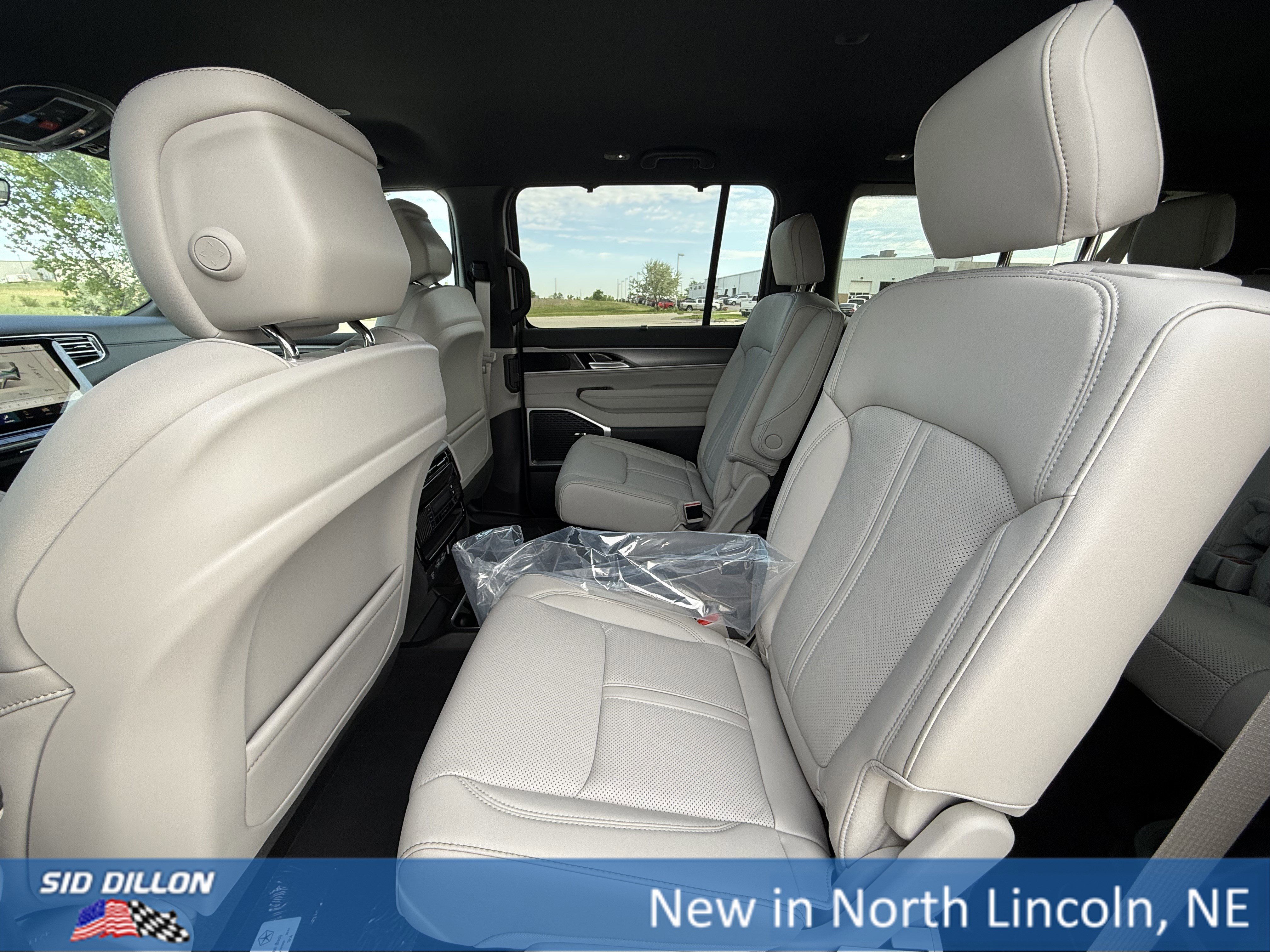 New 2026 High Gloss Black Exterior Paint Jeep Limited Altitude image 15