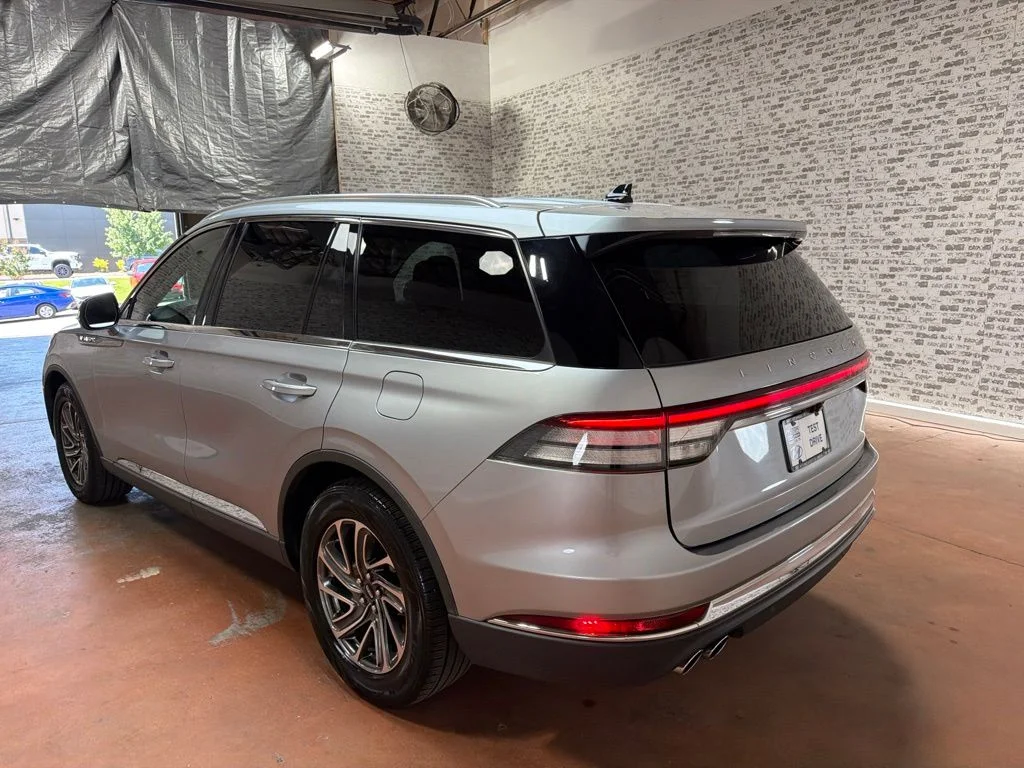 Used 2022 Silver Radiance Metallic Clearcoat Lincoln Standard image 5