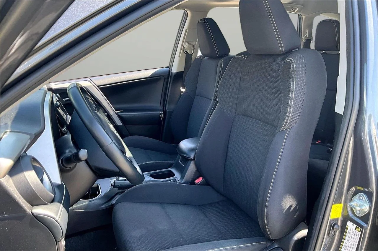 Used 2018 Gray Toyota XLE image 20