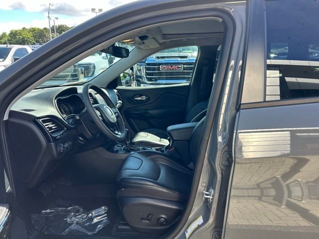 Used 2023 Gray Jeep Altitude image 9