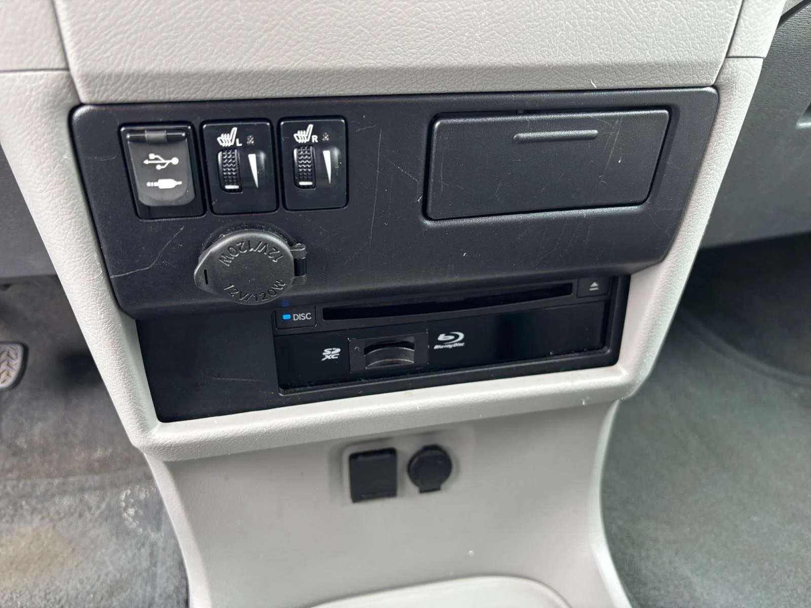 Used 2016 Blizzard Pearl Toyota XLE Premium 8-Passenger image 29