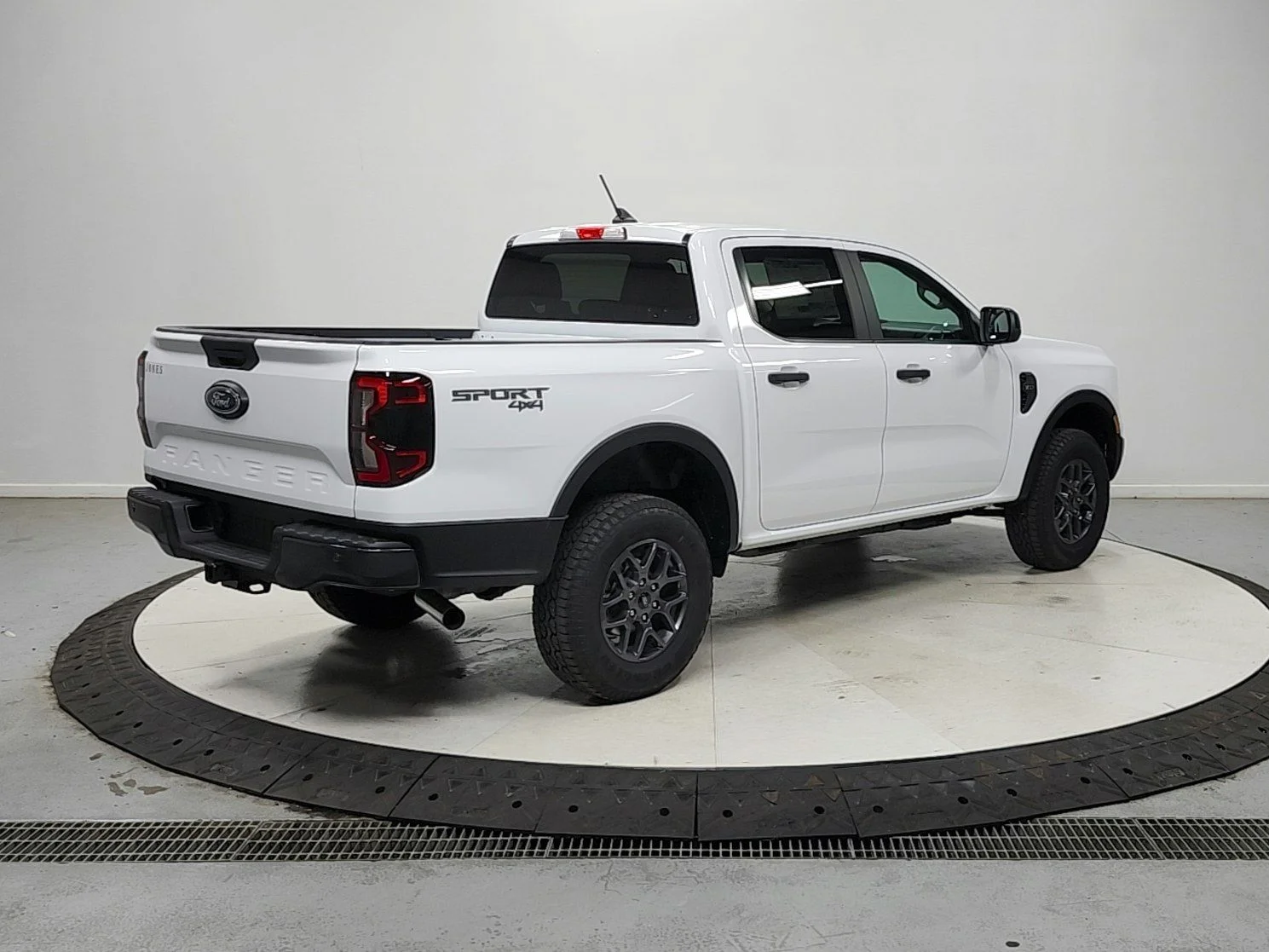 New 2026 Oxford White Ford XLT image 8