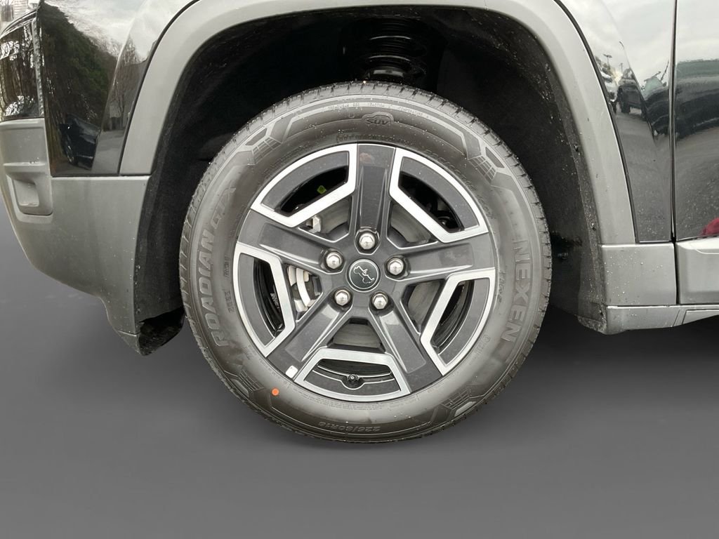 New 2026 Diamond Black Crystal Pearl-Coat Exterior Paint Jeep Laredo image 15