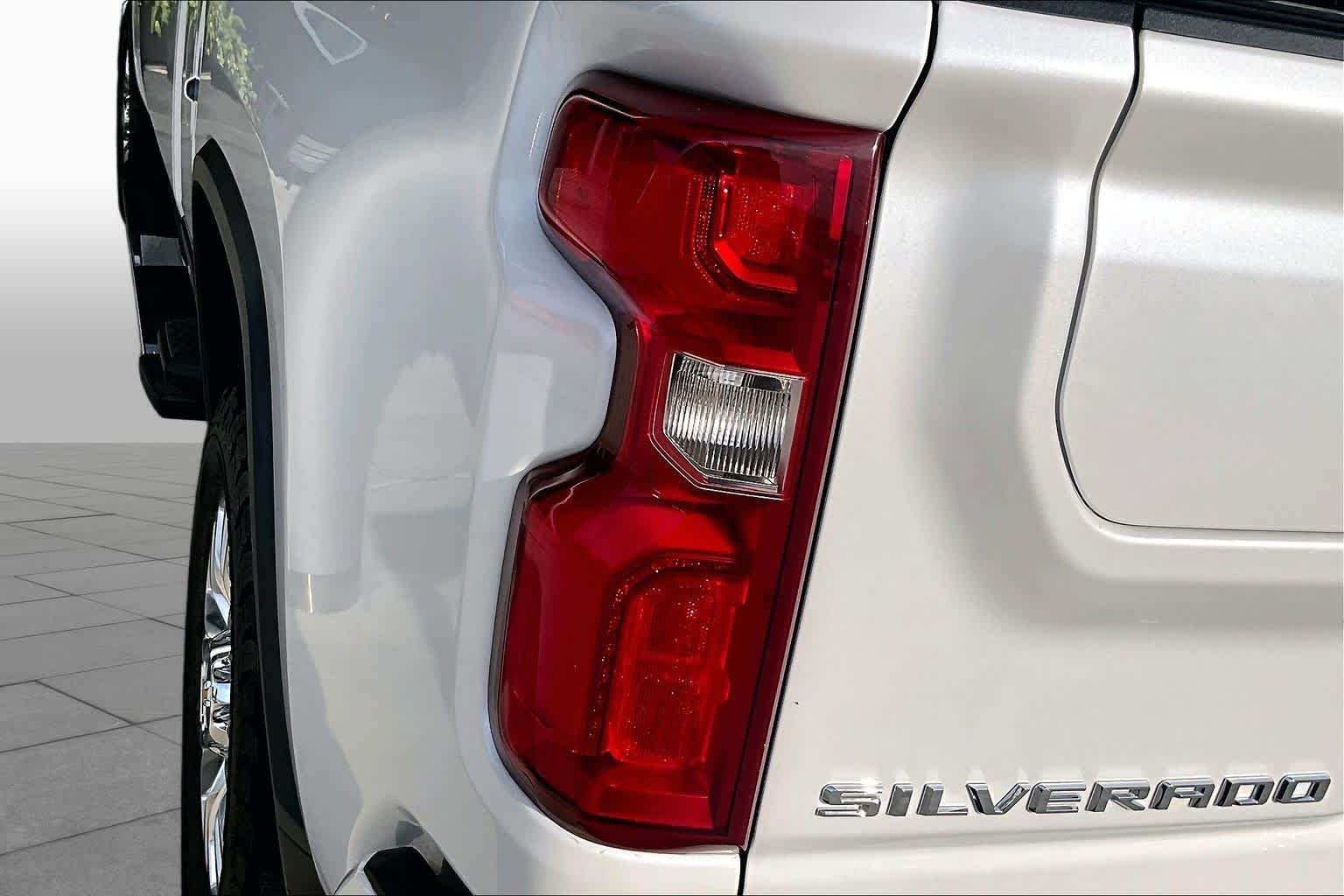 Used 2023 Iridescent Pearl Tricoat Chevrolet High Country image 25