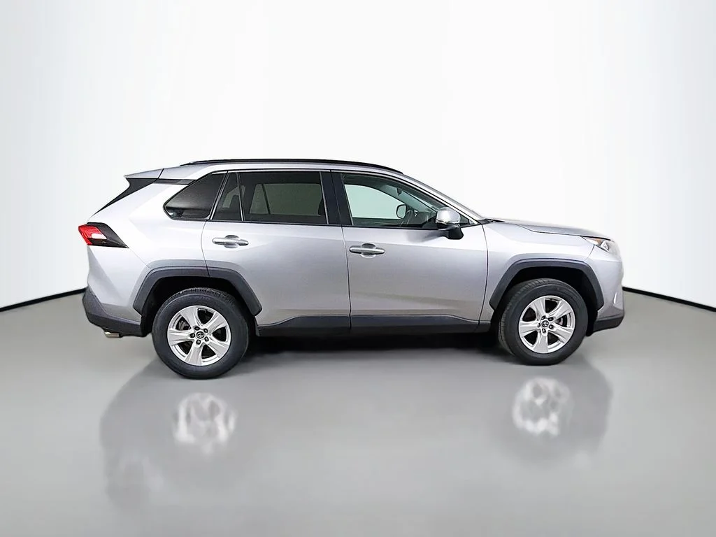 Used 2021 Silver Toyota XLE image 5