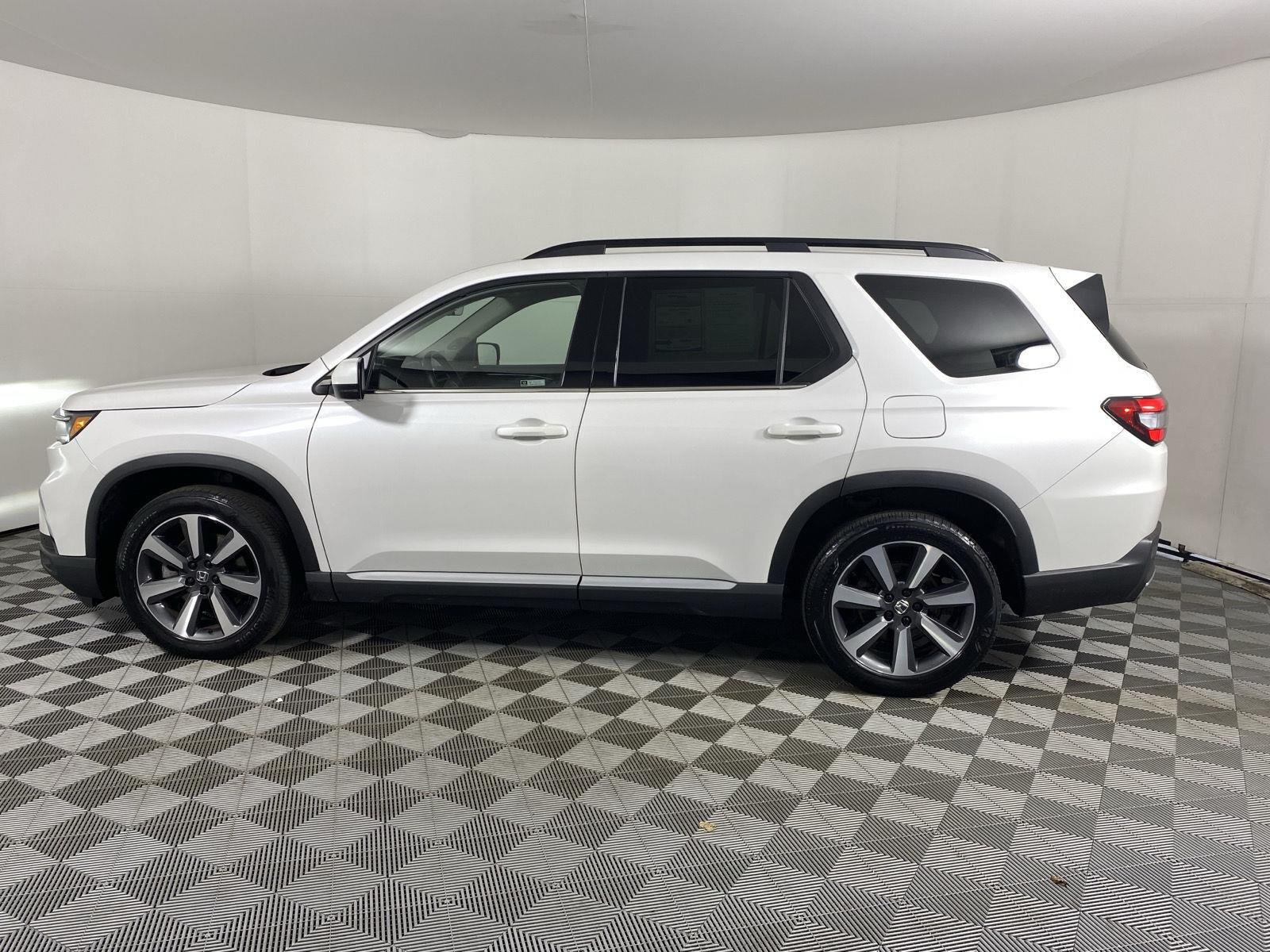 Used 2023 Platinum White Pearl Honda Touring image 4