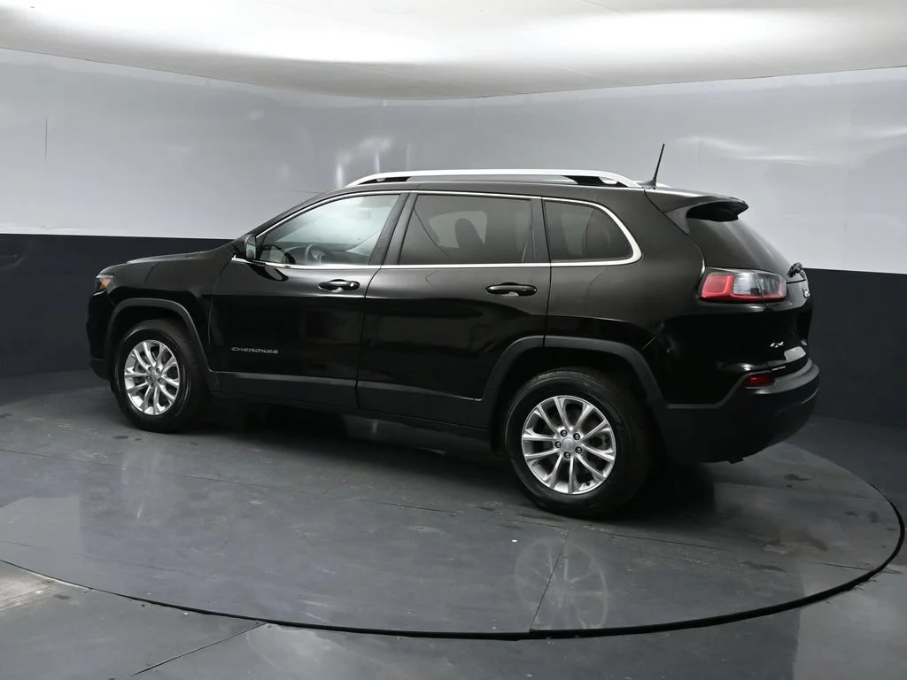 Used 2019 Black Jeep Latitude image 4