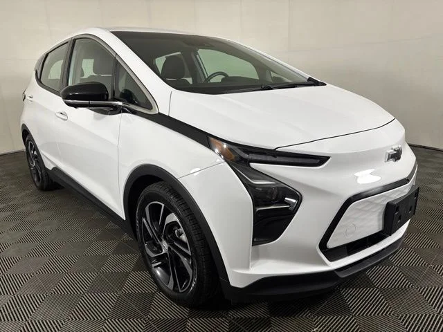 Used 2023 Summit White Chevrolet 2LT image 1