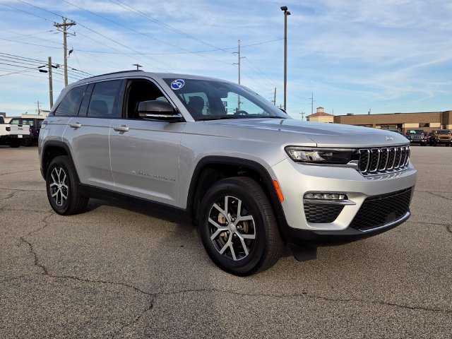 Used 2025 Silver Jeep Limited image 1