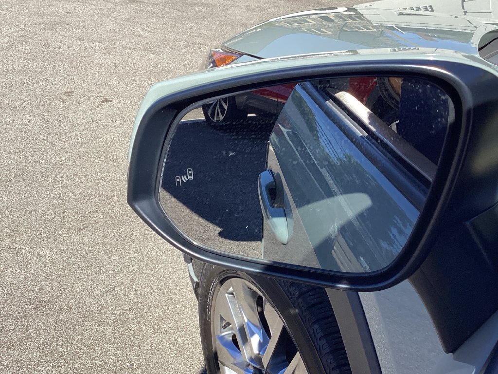 Used 2020  Toyota XLE Premium image 31