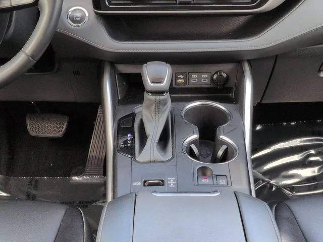Used 2022  Toyota XLE image 19