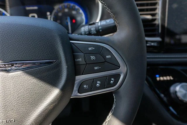 New 2026 Diamond Black Crystal Pearl-Coat Exterior Paint Chrysler Select image 18