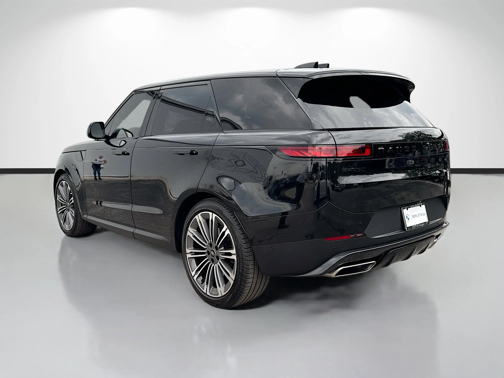 Used 2024 Santorini Black Metallic Land Rover SE image 5