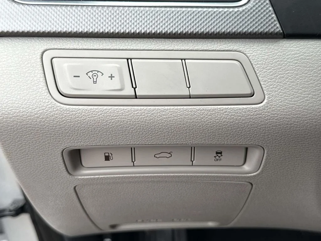 Used 2015 Silver Hyundai SE image 29